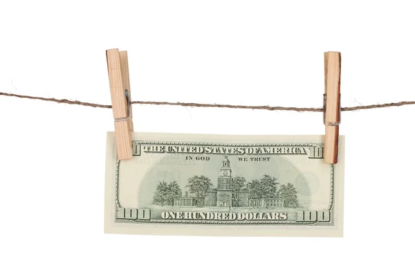 100 ドル札は木製の洗濯挟み人里でロープに掛かっています。 — ストック写真