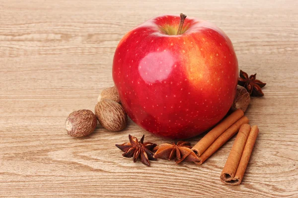 Fahéjat, piros alma, szerecsendió és a fából készült asztal ánizs — Stock Fotó