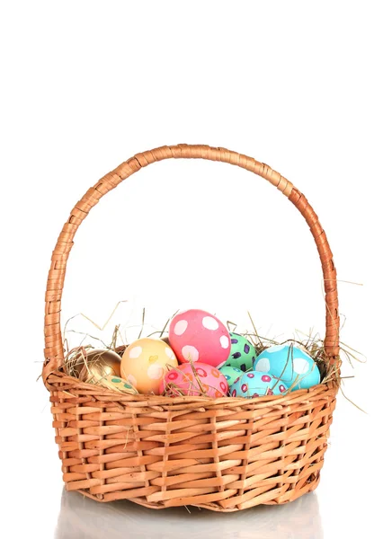 Barevné velikonoční vejce v košíku izolované na bílém — Stock fotografie