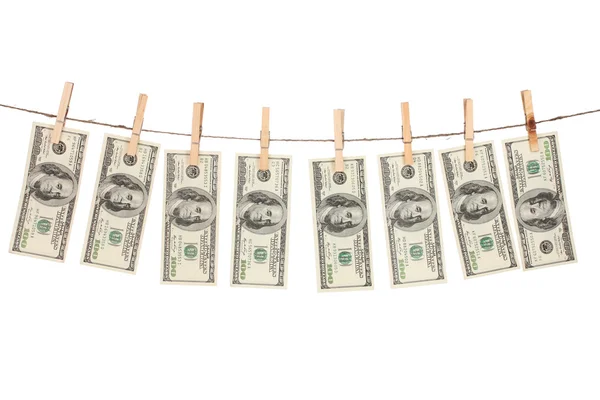 Viele Hundert-Dollar-Scheine hängen an einem Seil mit hölzernen Wäscheklammern. — Stockfoto