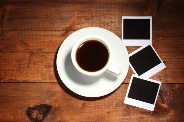 Kahve tahta arka plan ile fotoğraf kağıtları — Stok fotoğraf