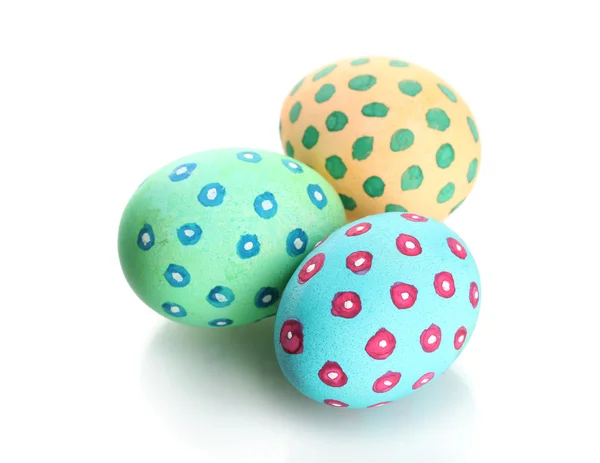 Цветные пасхальные яйца, изолированные на белом — стоковое фото