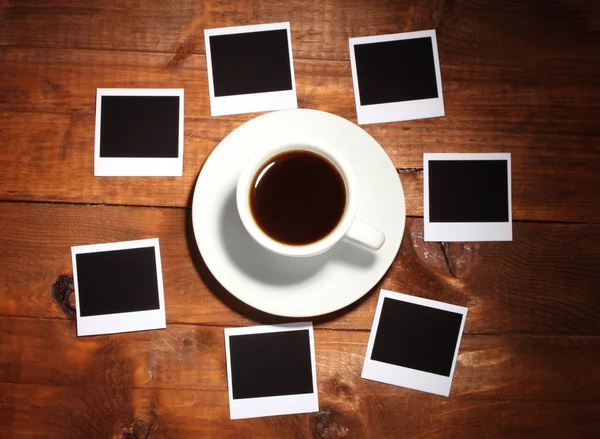 Fotografický papír s kávou na dřevěné pozadí — Stock fotografie