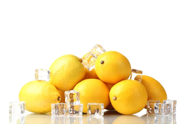 Спелые лимоны и кубики льда, изолированные на белом — стоковое фото