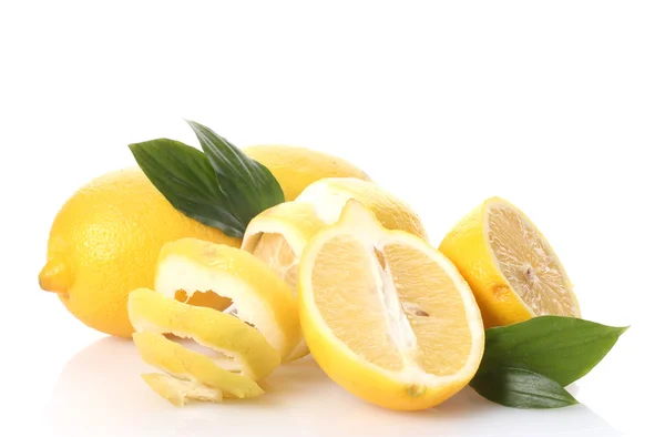 Limones maduros con hojas aisladas en blanco —  Fotos de Stock