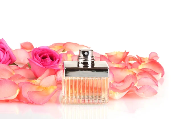 Perfume en una hermosa botella, pétalos y rosas rosadas aisladas en blanco — Foto de Stock