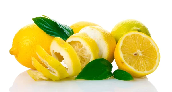 Mogna citroner med blad isolerad på vit — Stockfoto