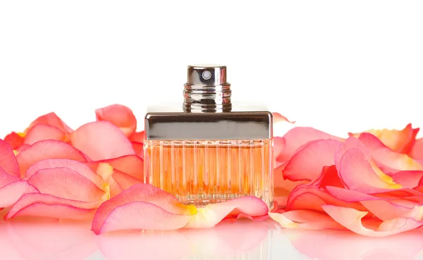 Perfume en una hermosa botella y pétalos aislados en blanco —  Fotos de Stock