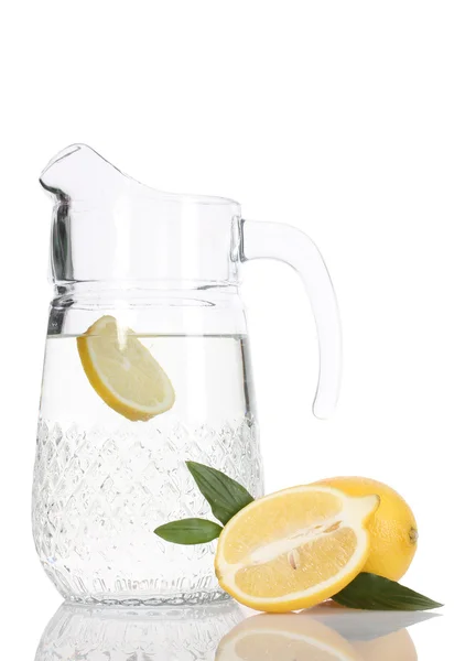 Brocca di limonata e limone isolata su bianco — Foto Stock