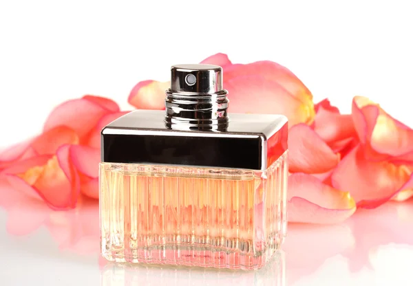Parfüm in einer schönen Flasche und Blütenblätter isoliert auf weiß — Stockfoto