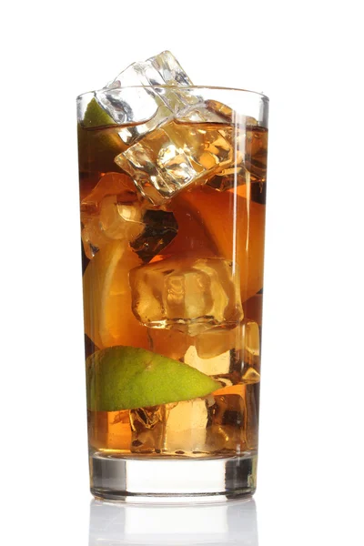 Холодный чай с лимоном и лаймом, изолированный на белом — стоковое фото