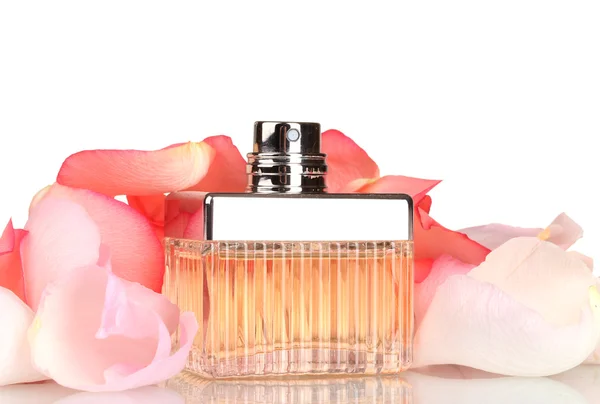 Parfum in een mooie fles en geïsoleerd op witte bloemblaadjes — Stockfoto