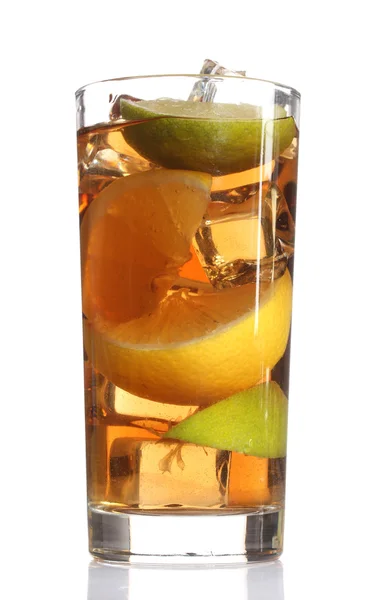 Ledový čaj s citronem a vápno izolovaných na bílém — Stock fotografie