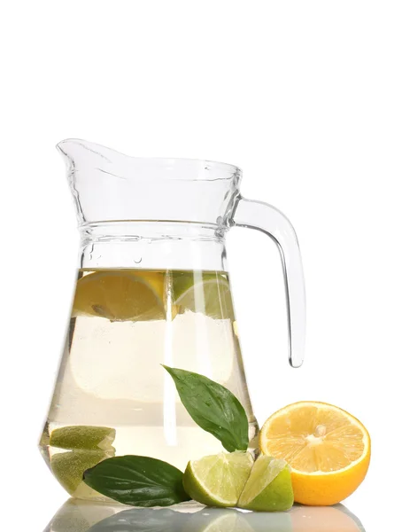 Sürahi limonata, limon ve beyaz izole limon — Stok fotoğraf
