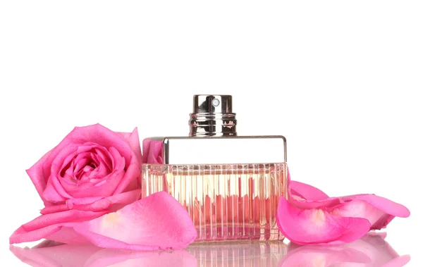 Perfume en una hermosa botella, pétalos y rosa rosa aislado en blanco — Foto de Stock