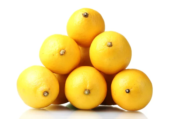 Citrons mûrs isolés sur blanc — Photo