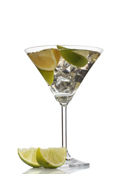 Cóctel con hielo, limón y lima verde aislado sobre blanco —  Fotos de Stock
