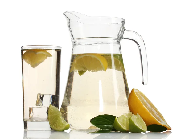 Krug und Glas Limonade und Zitrone isoliert auf weiß — Stockfoto