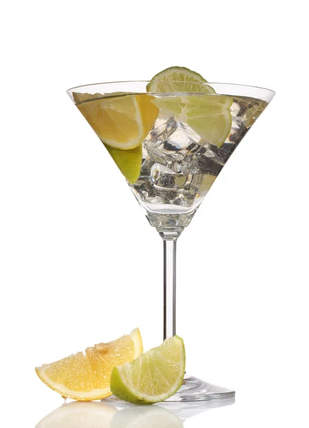 Cocktail met ijs, citroen en groene kalk geïsoleerd op wit — Stockfoto