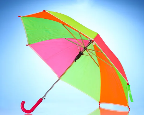 Πολύχρωμα ομπρέλα σε μπλε φόντο — Φωτογραφία Αρχείου