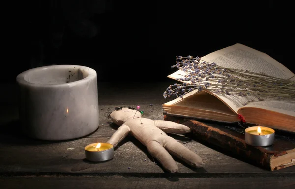 木製のテーブル、ろうそくの光でブードゥー教の人形の少年 — ストック写真