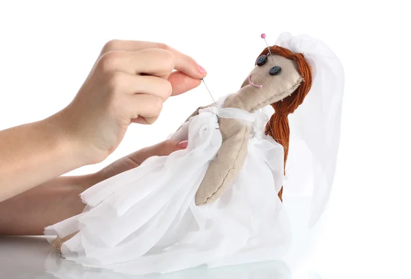 Βουντού κούκλα κορίτσι-νύφη στα χέρια των γυναικών που απομονώνονται σε λευκό — Φωτογραφία Αρχείου