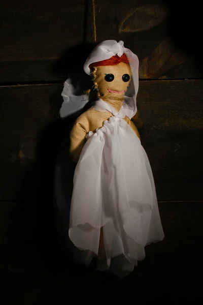 Повешенная кукла вуду девушка-невеста на деревянном фоне — стоковое фото