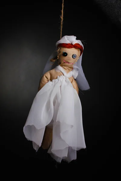 Bambola appesa voodoo ragazza-sposa su sfondo grigio — Foto Stock