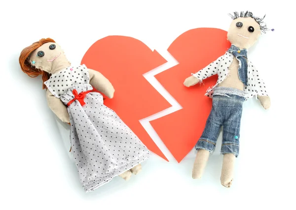 Duas bonecas vodu menino e menina no coração quebrado isolado em branco — Fotografia de Stock