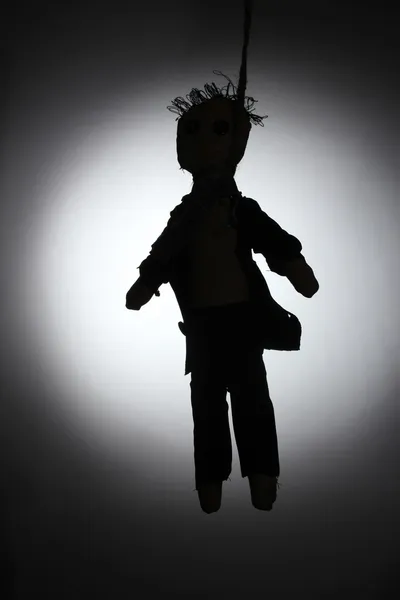 Felakasztották a baba voodoo fiú-vőlegény a szürke háttér — Stock Fotó