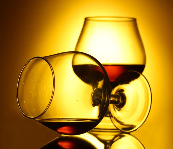 Zwei Gläser Cognac auf gelbem Hintergrund — Stockfoto