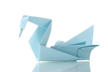 Origami kuğu mavi kağıt üzerinde beyaz izole