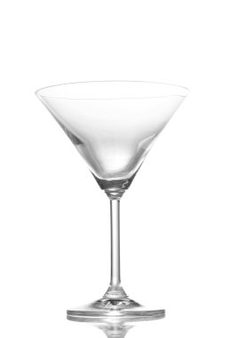 Beyaza izole edilmiş boş Martini bardağı