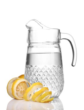 beyaz izole limon ve limonata sürahi