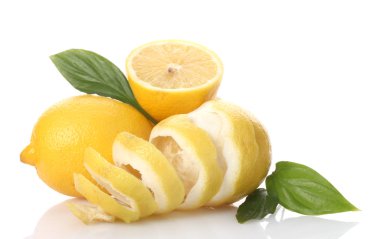 olgunlaşmış yapraklar üzerinde beyaz izole limon