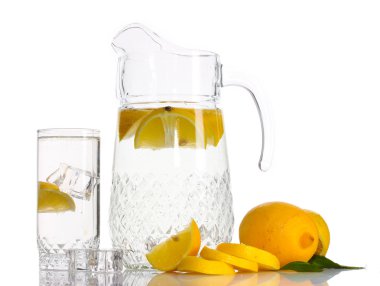 sürahi ve bardak limonata ve üzerinde beyaz izole limon