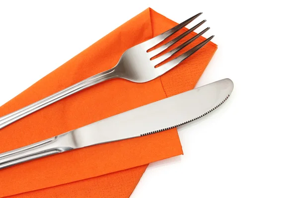 Tenedor y cuchillo en un paño naranja aislado en blanco —  Fotos de Stock