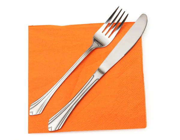 Вилка и нож в оранжевой ткани изолированы на белом — стоковое фото