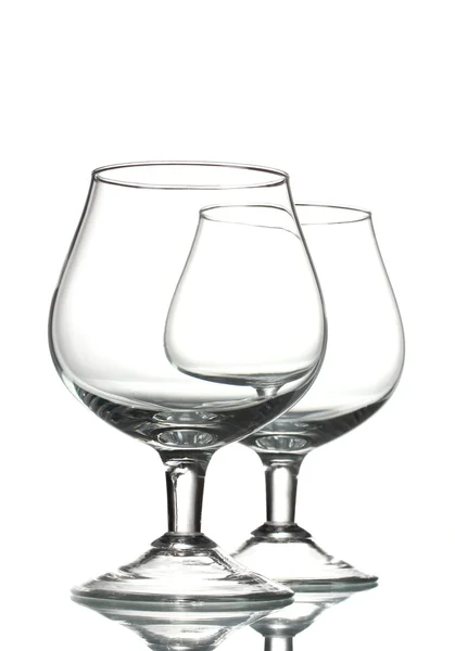 Dwie puste szklanki na białym tle — Zdjęcie stockowe