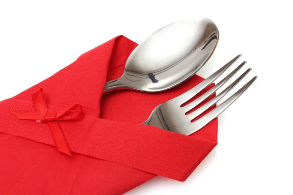 Tenedor y cuchara en un paño rojo con un lazo aislado en blanco — Foto de Stock