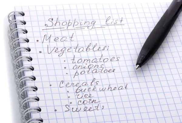 Shoping lijst en pen geïsoleerd op wit — Stockfoto