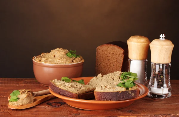 Świeże pasztet z chlebem na drewnianym stole — Zdjęcie stockowe