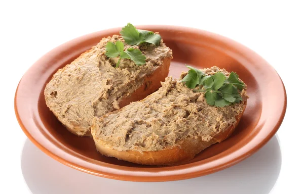 Свежий паштет на хлеб на коричневой тарелке изолирован на белом — стоковое фото