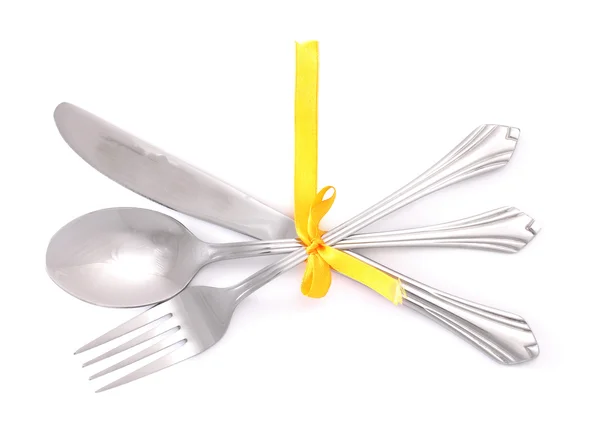 Tenedor de plata y cuchara, cuchillo atado con una cinta amarilla aislada en blanco — Foto de Stock