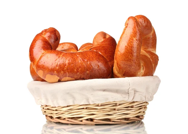 Bakt brød i kurv isolert på hvitt – stockfoto