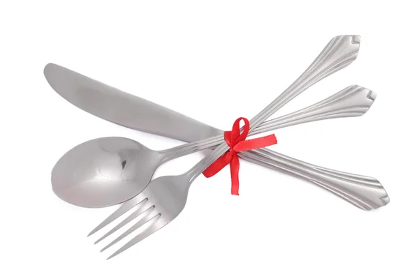 Silberne Gabel und Löffel, Messer mit roter Schleife isoliert auf weiß gebunden — Stockfoto