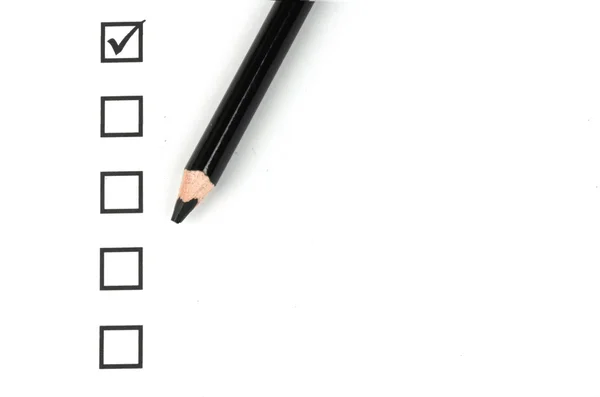 Kontrol listesi ile üzerine beyaz izole kalem — Stok fotoğraf