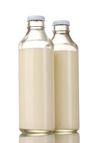 Dwie butelki mleka na białym tle — Zdjęcie stockowe