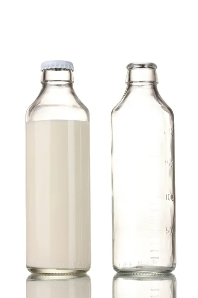 Üveg tejet és egy üres üveg elszigetelt fehér — Stock Fotó