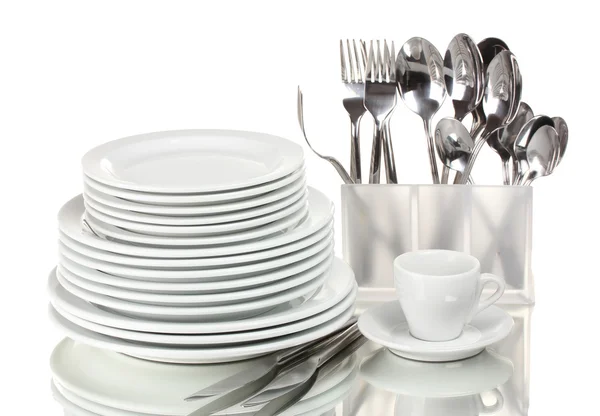 Čisté nádobí a příbory izolovaných na bílém — Stock fotografie
